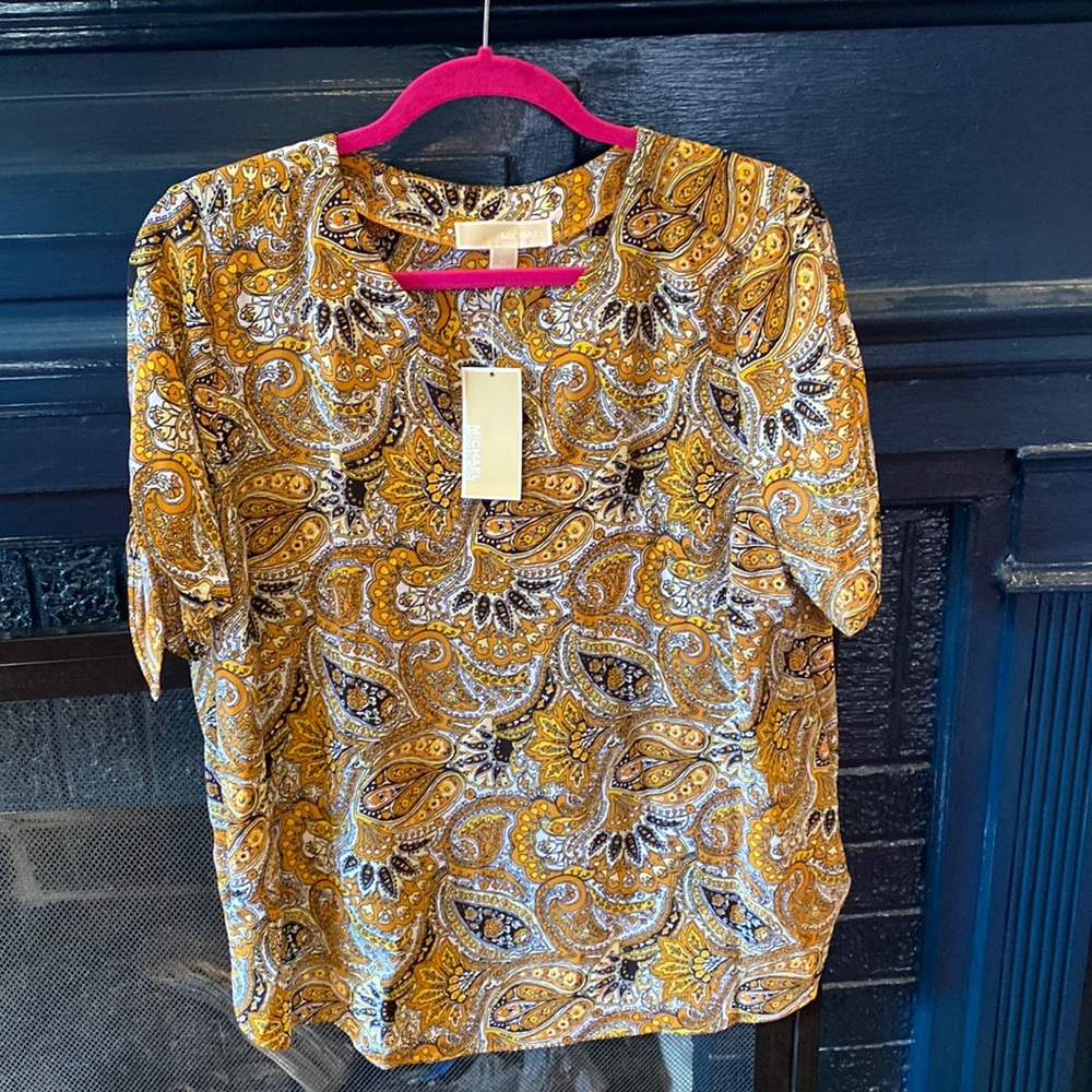 Short sleeve blouse.